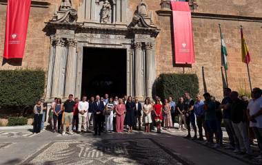 Autoridades de la Universidad de Granada ofrecen un minuto de silencio en memoria de su estudiante asesinada en México.