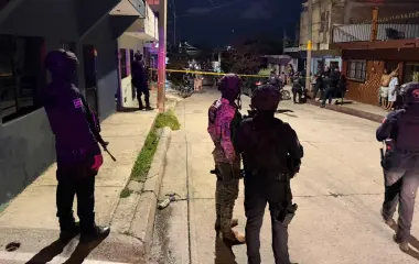 Elementos de seguridad resguardaron la zona donde un hombre fue asesinado este jueves en la Colonia Benito Juárez.