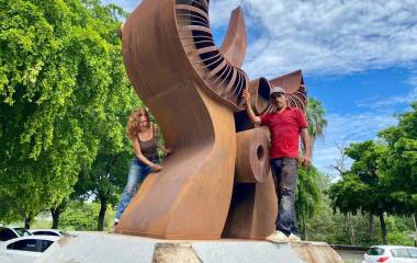 Rosa María Robles encabeza los trabajos de restauración de su obra escultórica ‘El Grito’, que se ubica a un costado del Teatro Pablo de Villavicencio.