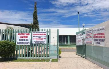 Lonas instaladas en el acceso al Hospital IMSS Bienestar de Escuinapa.