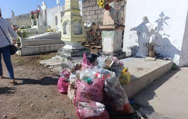 En el interior del panteón se observaron montículos de basura entre pasillos y criptas.