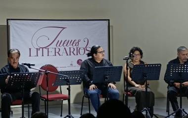 En Casa Haas, un total de siete escritores compartieron relatos de autoficción durante la presentación de “Detrás del espejo”, una velada dedicada a la memoria, las experiencias personales y la ficción.