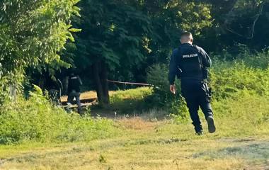Elementos de Seguridad Pública y del Ejército acudieron al sitio donde fue localizado el cuerpo, en las afueras de La Estación, Rosario.