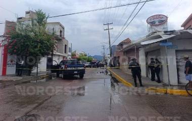 Policías municipales acordonaron la zona donde fue asesinada una mujer en el Centro.