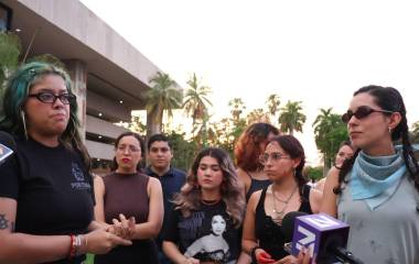 Integrantes de colectivos sociales se manifestaron frente a Palacio de Gobierno de Sinaloa para exigir diálogo con la administración estatal.