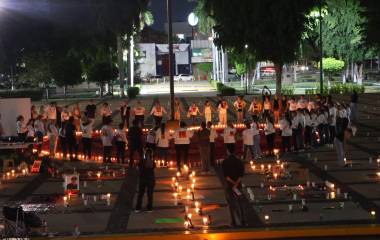 Familias de personas desaparecidas colocaron veladoras, fotografías y fichas de búsqueda durante una velada en Palacio de Gobierno, en Culiacán.