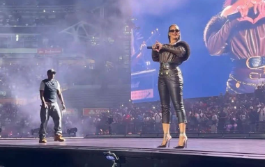 Rihanna sorprende a sus fans presentándose en el escenario junto a Jay-Z.
