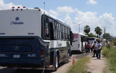 Decenas de autobuses, camiones suburbanos, urbanos y escolares trasladaron asistentes a la Feria Ganadera de Culiacán.