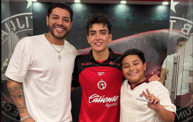 Eduin Caz, acompañado de su hijo Eduin Gerardo y el futbolista Gilberto Mora.