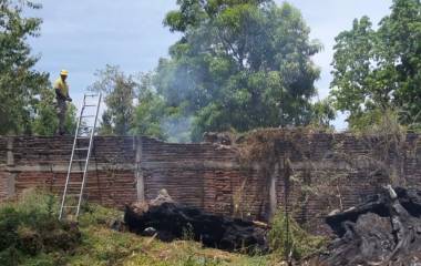 Personal de Bomberos de Rosario atiende un incendio en un predio baldío en el Centro de El Rosario.