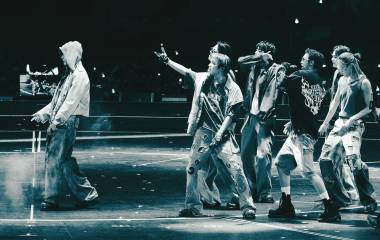 Integrantes de BTS durante una de sus presentaciones en vivo.