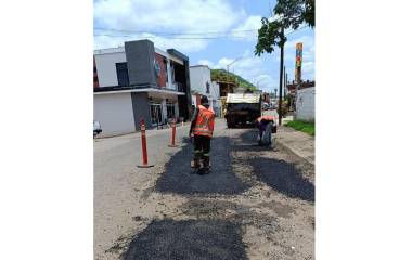 Obras Públicas realizó el bacheo en calle José López Portillo.
