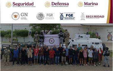 Elementos de seguridad detuvieron a 28 personas y aseguraron armas, municiones y equipo táctico durante un operativo en El Roble.