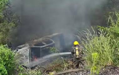 Una pickup quedó envuelta en llamas tras una falla mecánica en la carretera México 15, en Barobampo.