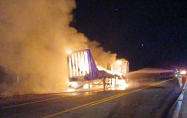Durante la noche del miércoles un tráiler se incendio sobre la autopista, cerca de Rosario.