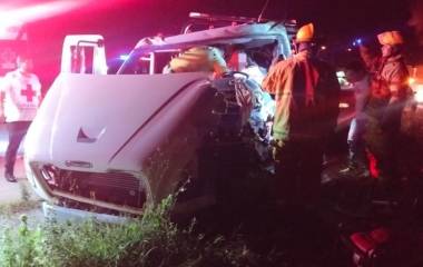Un choque entre tráiler y una grúa en la carretera Tepic-Mazatlán, deja dos conductores heridos.