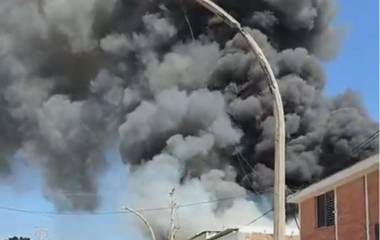 Una columna de humo negro alertó a vecinos y estudiantes; autoridades realizaron evacuaciones preventivas sin lesionados.