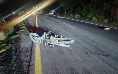 La motocicleta quedó abandonada sobre la carretera México 15 tras el accidente que cobró la vida del conductor.