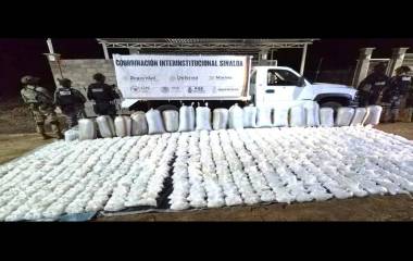 La unidad con mil 320 kilos de metanfetamina quedó a disposición de la FGR para iniciar las pesquisas.