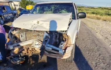 El accidente entre una camioneta y una motocicleta en El Fuerte, dejó tres personas heridas y daños materiales.