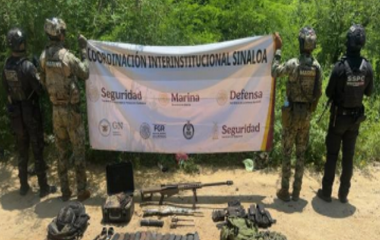 Elementos federales resguardan el armamento asegurado en Las Iguanas, Concordia.