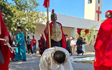 Con solemnidad y respeto compartieron la Pasión del Señor.