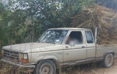 El adulto mayor quedó sin vida al interior de su camioneta sobre un camino de terracería.