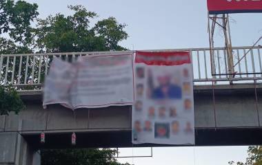 Autoridades retiraron las lonas con mensajes atribuidos a grupos criminales en puentes de Culiacán.