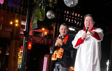El Padre Amado y el Monaguillo Rony trajeron las carcajadas al Cheers Restobar