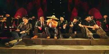 Julión Álvarez compartió escenario con Alfredo Olivas, Pipe Bueno, Luis Ángel “El Flaco”, Eduin Caz y Ricardo Orrantia, mejor conocido como “El Compa Richard”, durante una noche que hizo vibrar el Coliseo Med Plus en Bogotá.