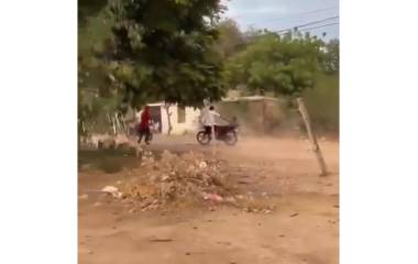 Vecinos de Goros Pueblo grabaron desde sus viviendas el enfrentamiento entre jóvenes armados con machetes y piedras, quienes circulaban en motocicletas.