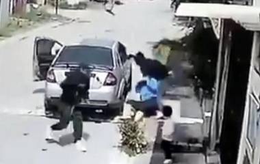 Cuando el vehículo arrancó, la mujer se aferró a una de las puertas y posteriormente cayó al pavimento, según un video del momento del ataque.