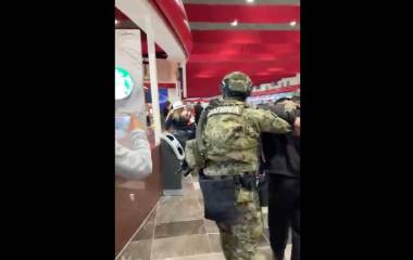 Elementos federales participaron en el simulacro de ataque armado y toma de rehenes en el Aeropuerto Internacional de Toluca.