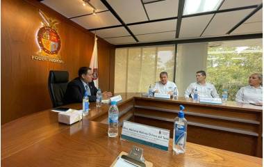 El Magistrado Presidente del Supremo Tribunal de Justicia de Sinaloa, Jesús Iván Sánchez Rangel en su despacho.