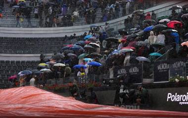 El momento en el que se suspende el juego del viernes por la noche en Roma.