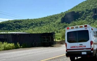 La unidad se salió de la carretera y terminó sobre su costado en la cuneta central, cerca del Poblado 7.