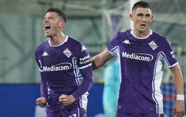 Robin Gosens (izquierda) celebra el gol que le redituó tres puntos a la Fiorentina.