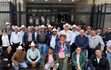 La medida de presión se deriva porque las autoridades federales no quisieron recibir a la comitiva de campesinos completa, se informó.