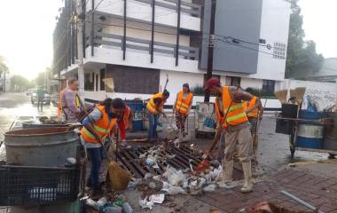 Personal de Aseo Urbano trabajó en la remoción de los desechos sólidos.