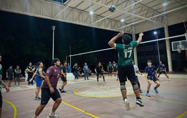 Doce escuadras saltan a la cancha en busca del campeonato en una fiesta de compañerismo e integración social.