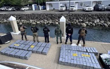 Durante la inspección localizaron aproximadamente 840 kilogramos de cocaína ocultos en compartimentos de la embarcación y detuvieron a los tres tripulantes.