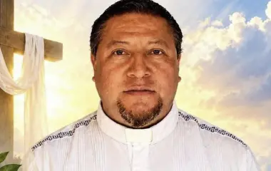 El cuerpo del sacerdote fue localizado a un costado de un tramo carretero ubicado en los límites de los municipios de Tlanchinol y Lolotla, en el estado de Hidalgo.