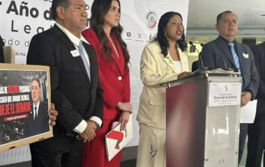 Los manifestantes acudieron a la sede principal de la cámara alta con un par de mantas y una caja de cartón que contenía las firmas reunidas a través de la plataforma change.org.