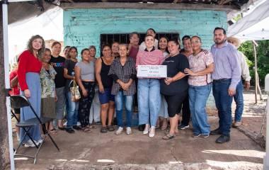 La Alcaldesa de Culiacán Ana Miriam Ramos Villarreal entrega apoyos a mujeres emprendedoras de la comunidad de Oso Viejo.