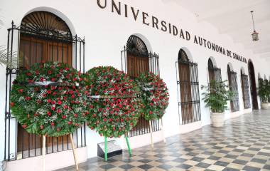 Homenaje de los estudiantes caídos en 1972 en defensa de la autonomía universitaria.