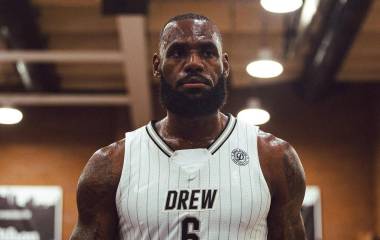 LeBron James firma con Sixers por dos temporadas.