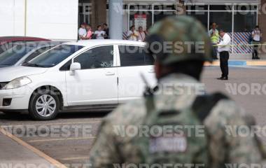 Luego de los peritajes en el lugar, se dio a conocer que entre las pertenencias de la víctima hallaron bolsas de plástico que contenían una sustancia.