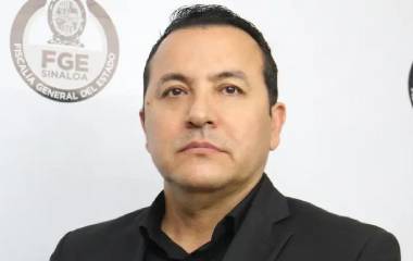 Dámaso Castro Saavedra permanece con licencia de seis meses mientras continúa una investigación federal.