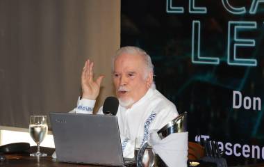 El empresario Gustavo de la Garza, reconocido por romper monopolios en el sector de las telecomunicaciones, ofreció la ponencia “El Camino de las Leyendas”