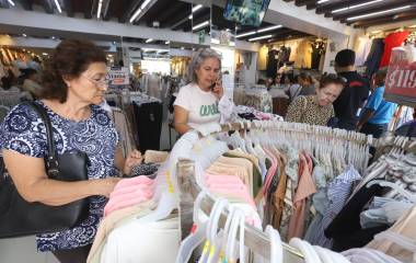 Decenas de personas acudieron al Centro de Mazatlán para realizar compras previas al Día de las Madres entre ropa, flores, accesorios y regalos.